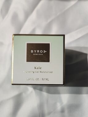 ROE Hydrating Gel Moisturizer - Mint & Gold Trim